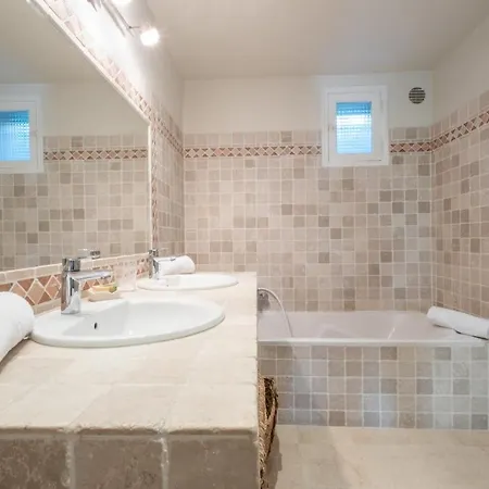 Villa House With Heated Swimming Pool